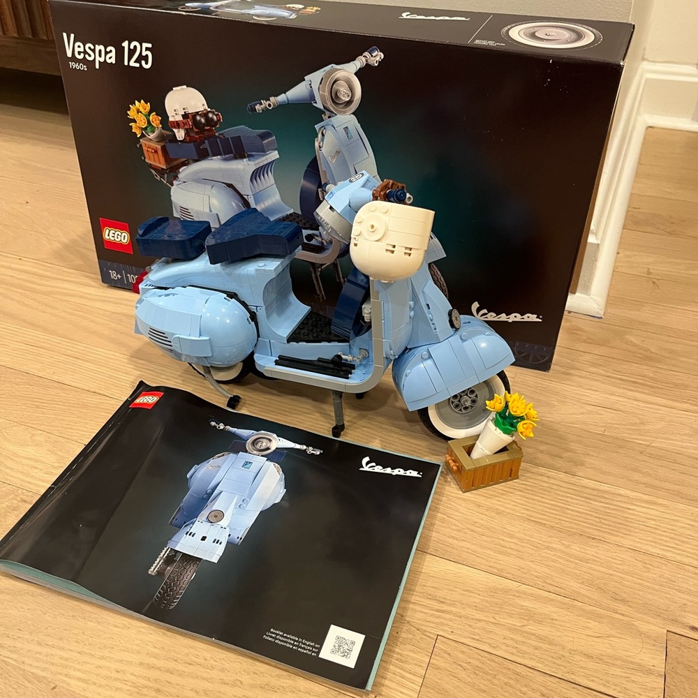 LEGO Vespa 125 in Light Blue (10298)